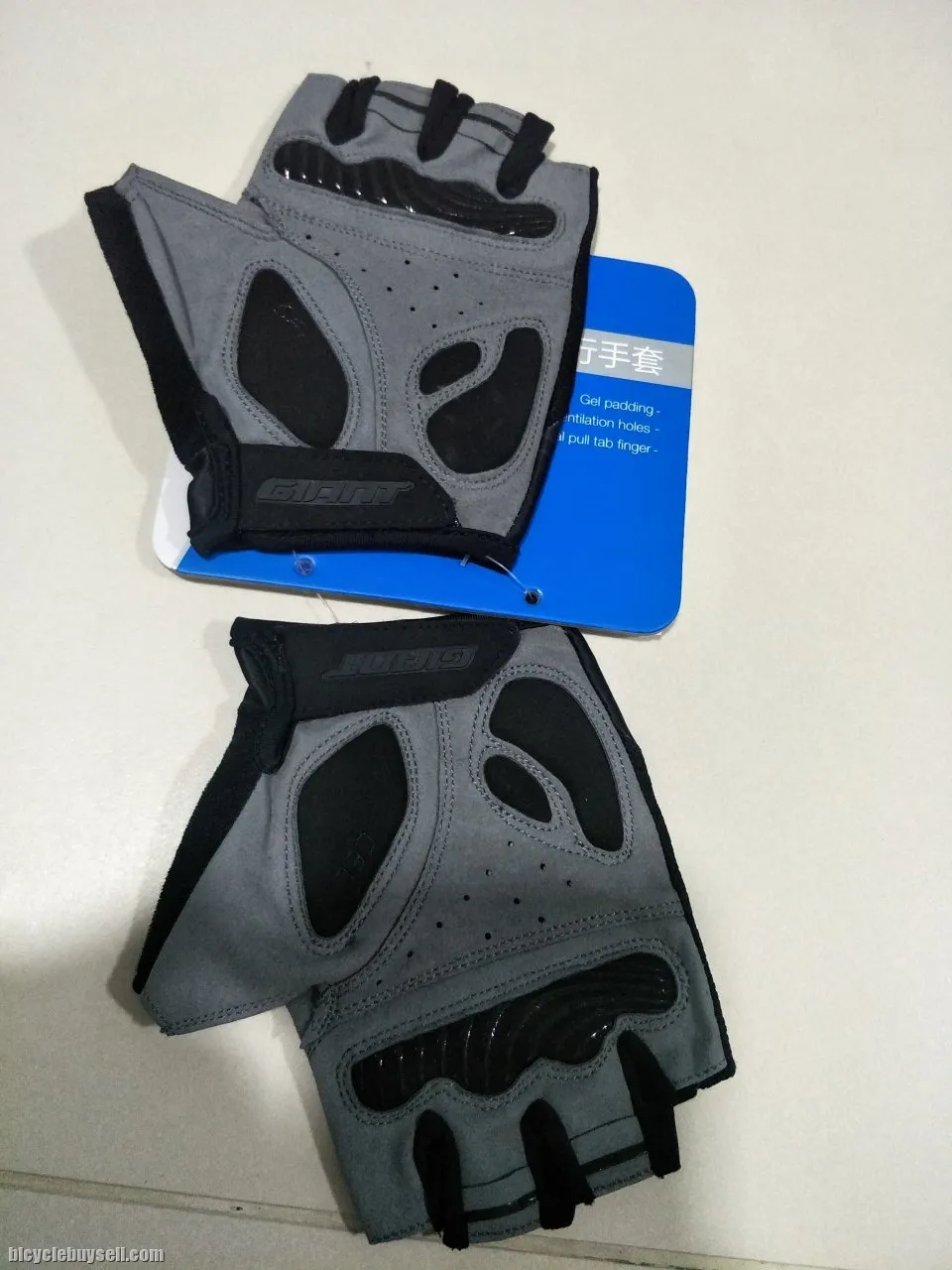 2018 Giant 3D Series Half Finger Gloves Unisex with G logo M, L and XL sizing