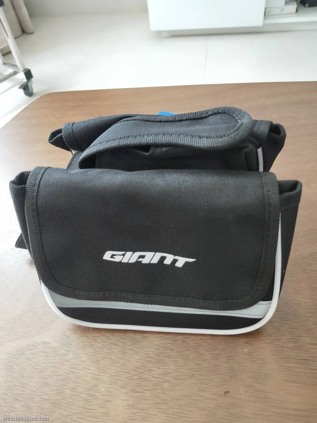 Giant Design1 Basic Pouch with two compartment flaps
