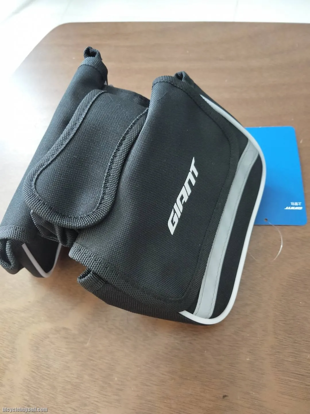 Giant Design1 Basic Pouch with two compartment flaps