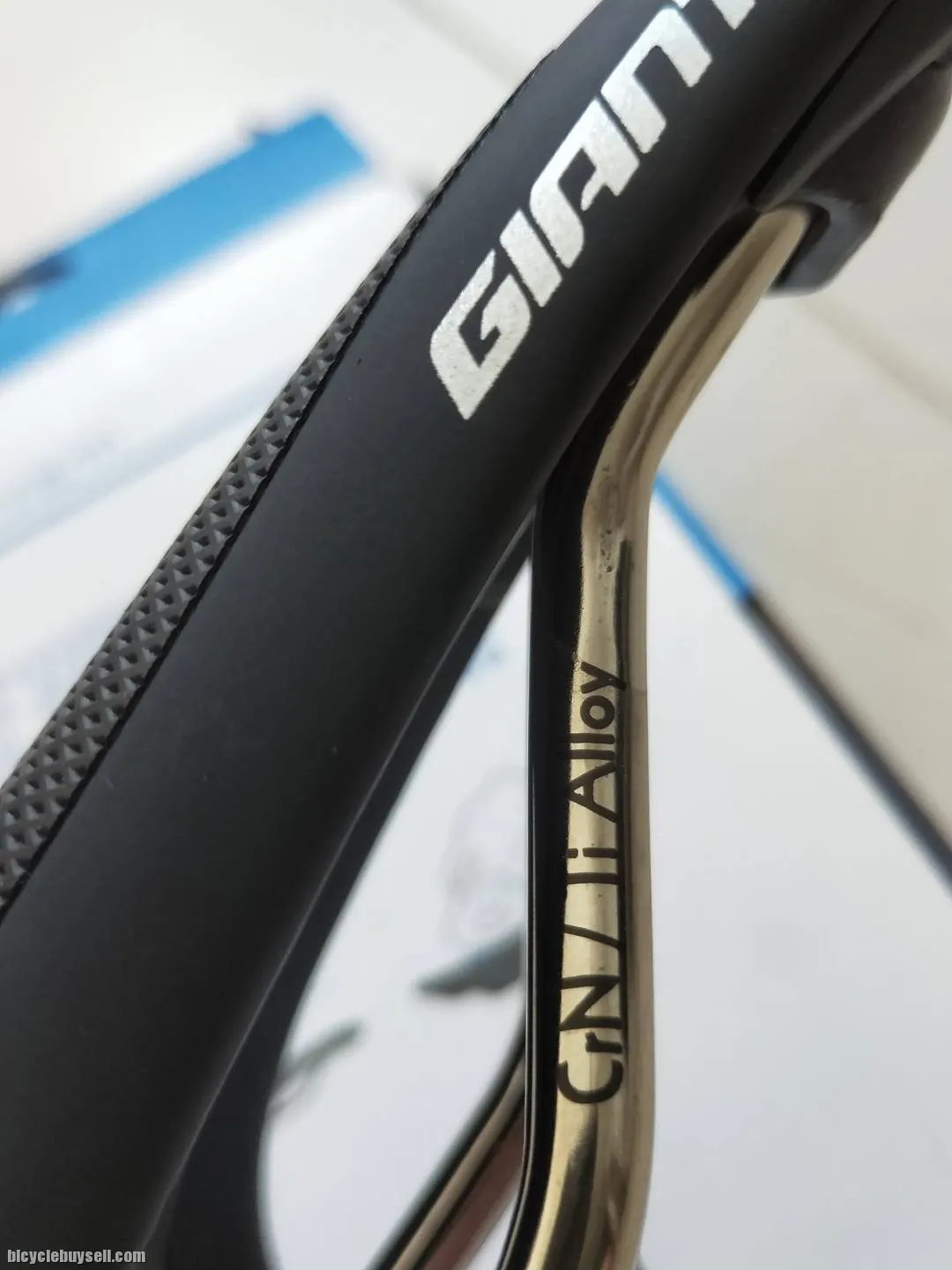 Giant TT / Road Saddle - Microfibre Surface Ti-Alloy Rails