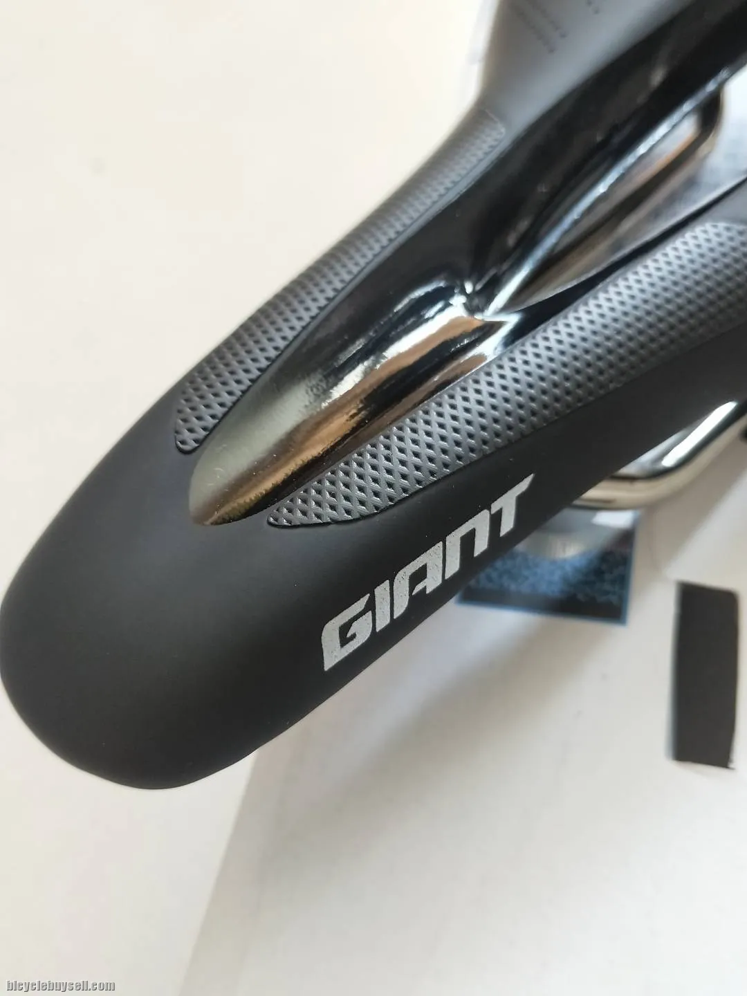 Giant TT / Road Saddle - Microfibre Surface Ti-Alloy Rails