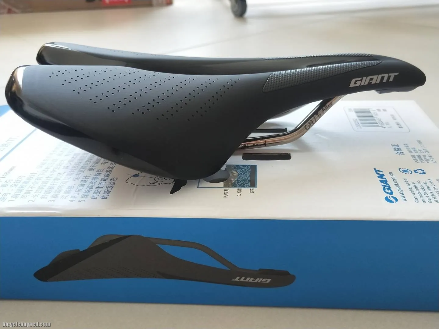 Giant TT / Road Saddle - Microfibre Surface Ti-Alloy Rails