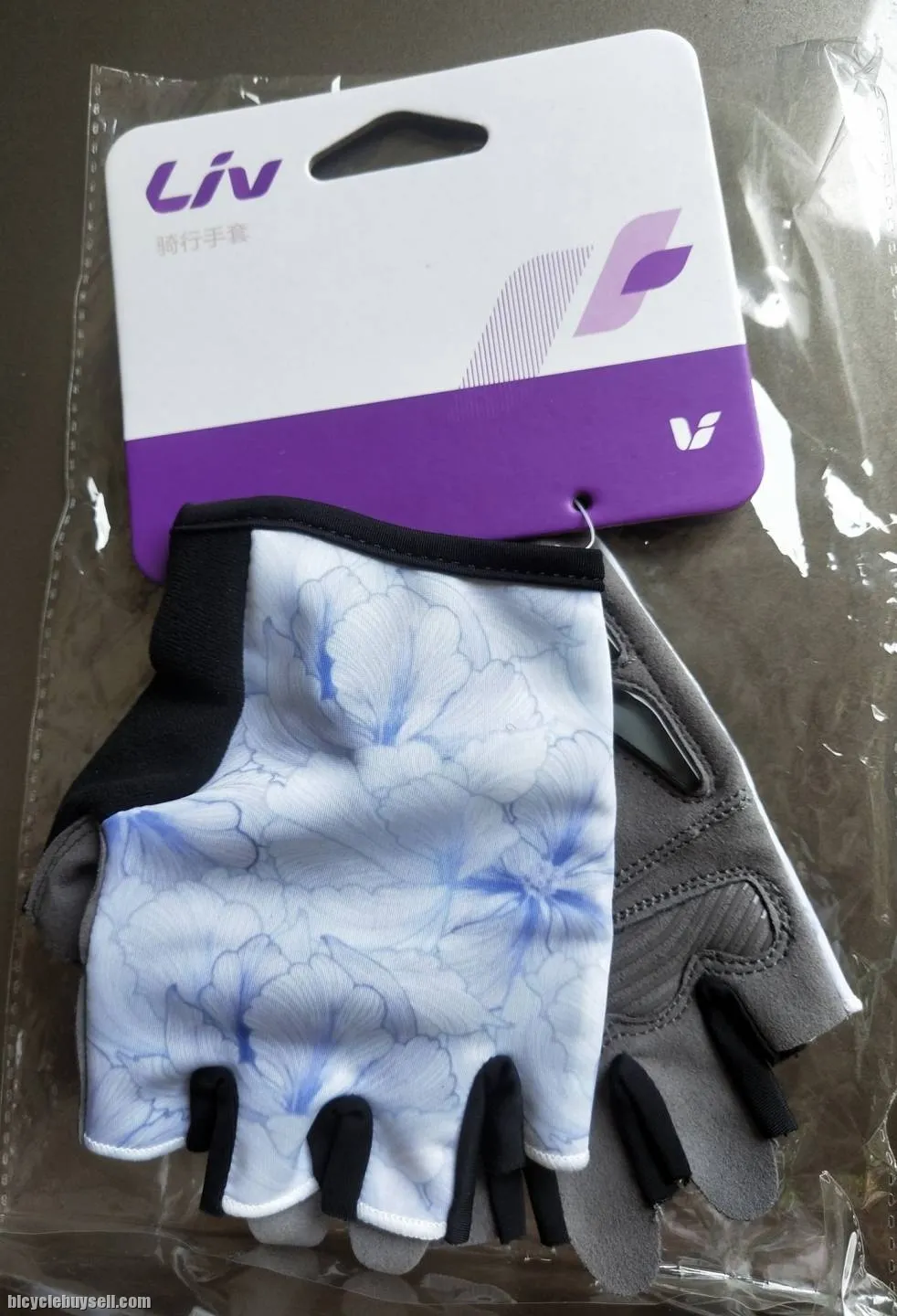 LIV Zwei Half Finger Cycling Gloves for Women / Ladies Strap on 2 color variant of Navy and Sky Blue
