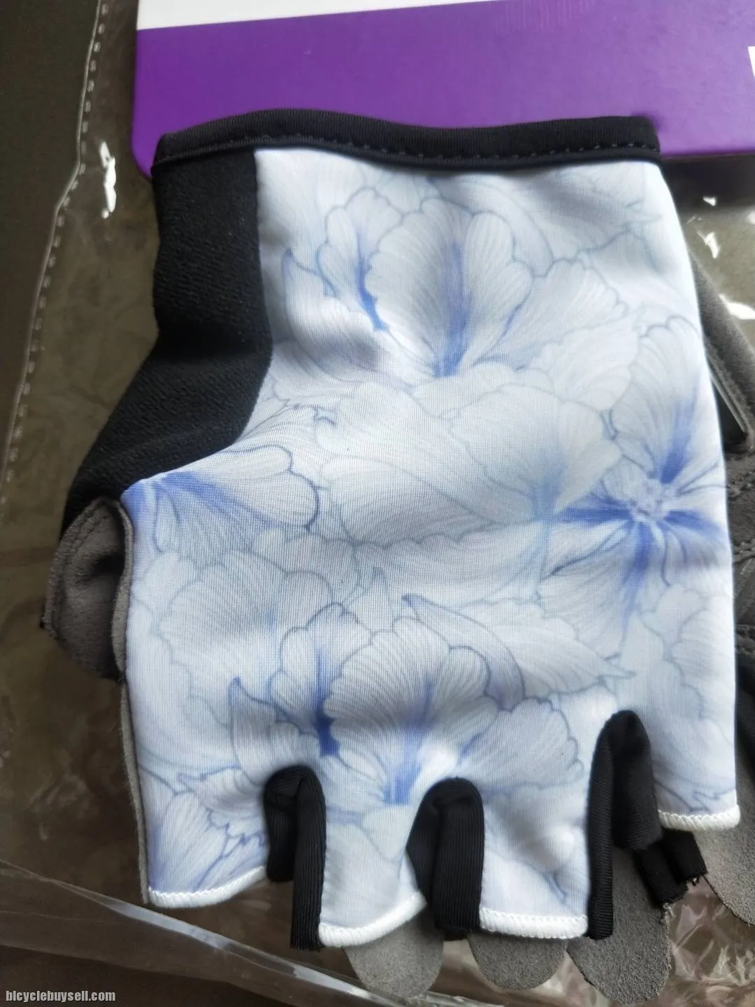 LIV Zwei Half Finger Cycling Gloves for Women / Ladies Strap on 2 color variant of Navy and Sky Blue