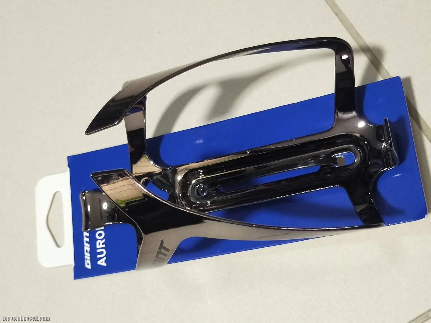 Giant Aurora Light Weight Aluminum Bottle Cage in 5 variant colors 30g