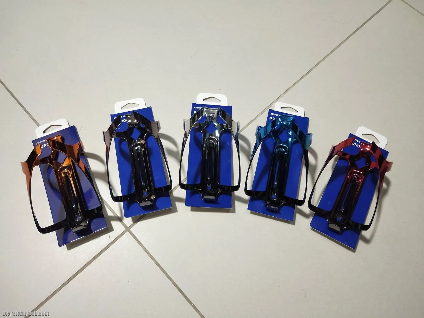 Giant Aurora Light Weight Aluminum Bottle Cage in 5 variant colors 30g