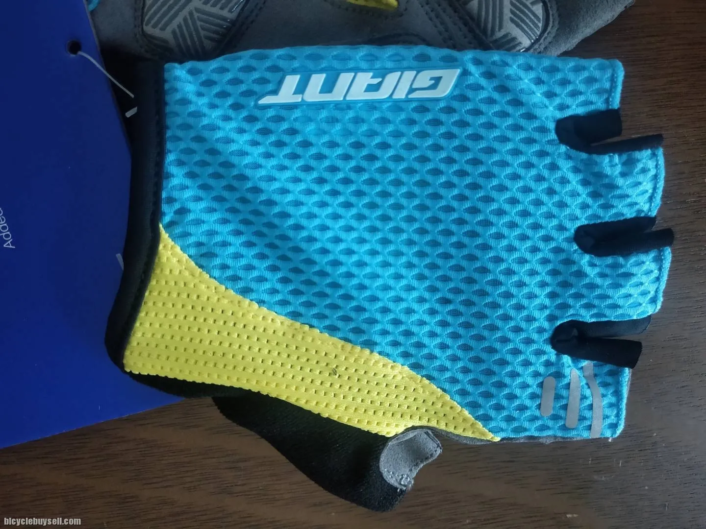 Giant G205 Series Half Finger Gloves in 3 color variant for Men / Unisex