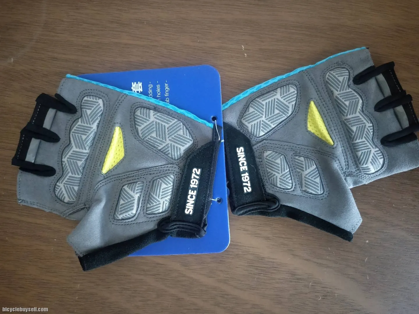 Giant G205 Series Half Finger Gloves in 3 color variant for Men / Unisex
