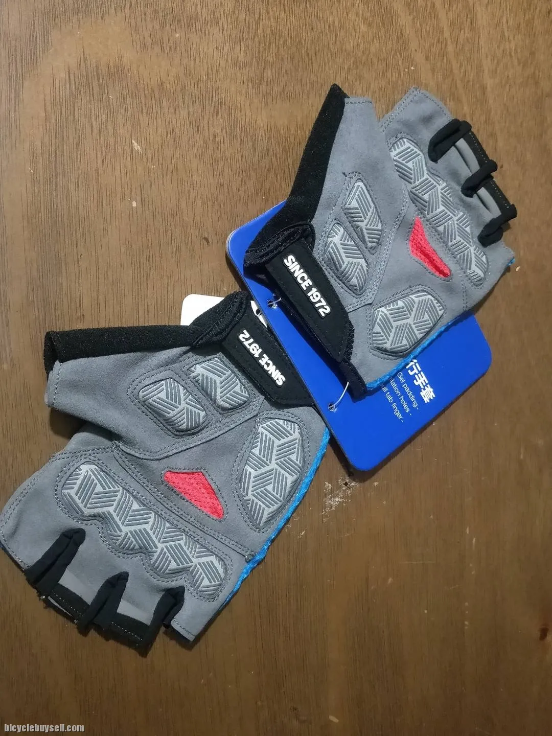 Giant G205 Series Half Finger Gloves in 3 color variant for Men / Unisex