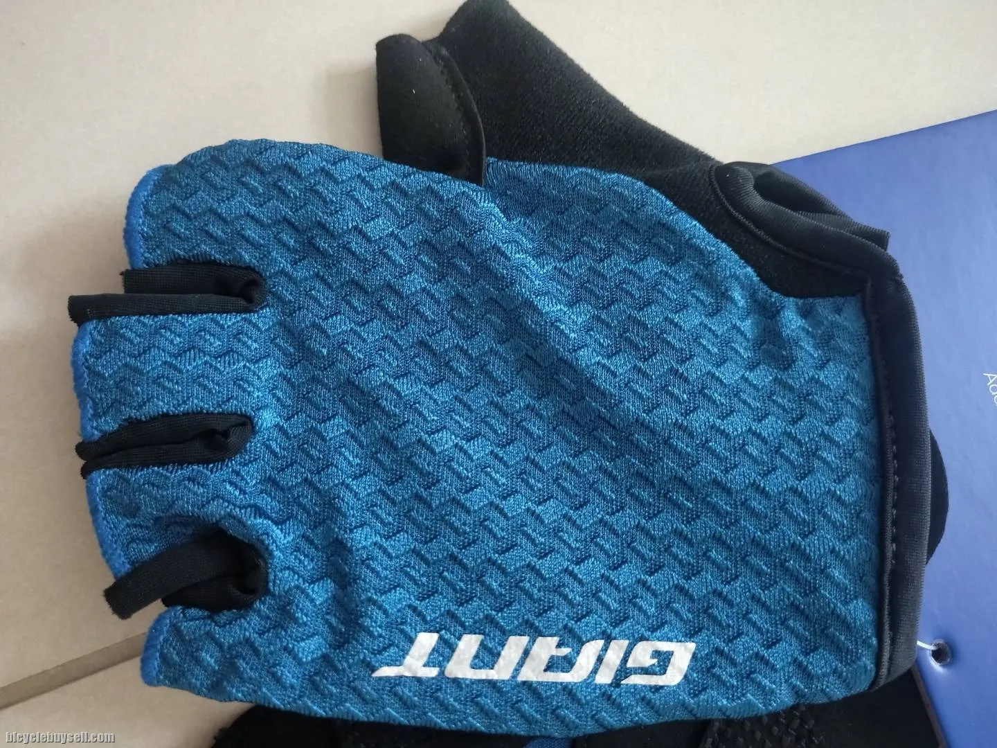 Giant G202 Series Half Finger Cycling Gloves for Men / Unisex in 3 color options