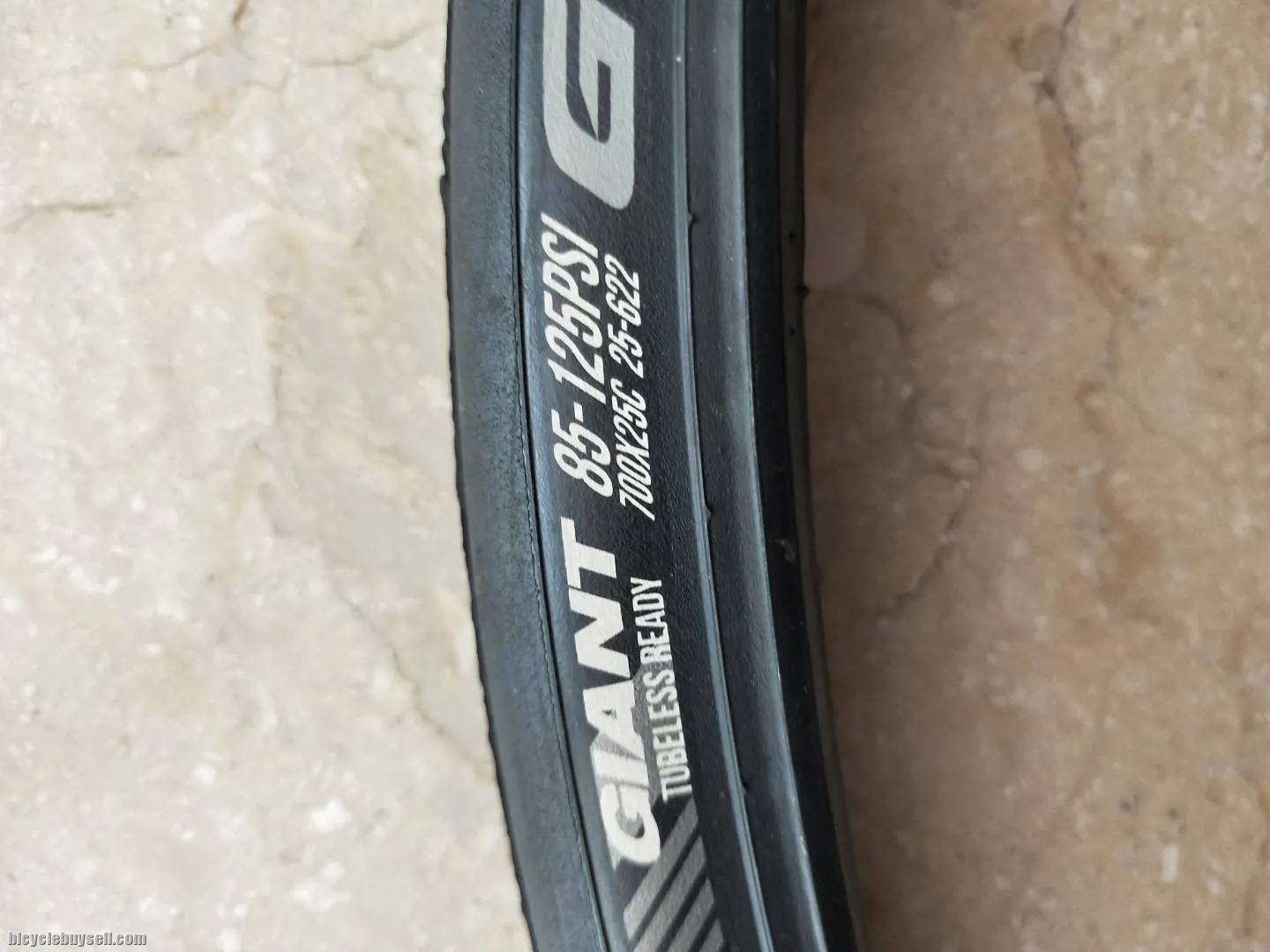 Giant Gavia Race1 Tubeless Road Bike Tire 700 x 25C up to 125PSI 60TPI Race 1