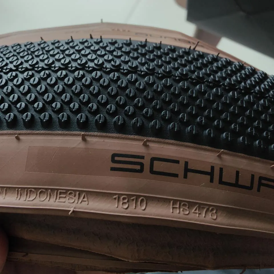 Schwalbe G-One All Rounder Gravel / Road Tan Walls Road Bike Tire 700 x 35C