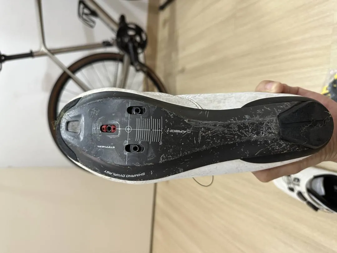 (Sold) Shimano RC7 Size 44 White to let go (with new standard cleat set)