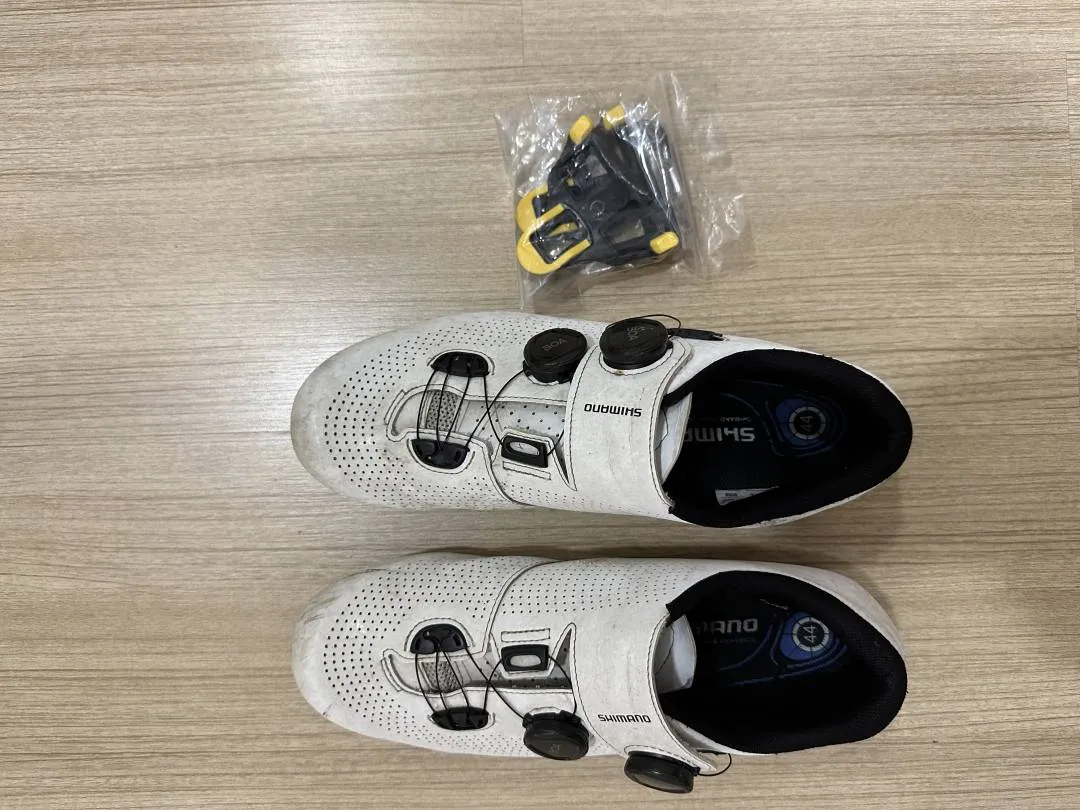 (Sold) Shimano RC7 Size 44 White to let go (with new standard cleat set)