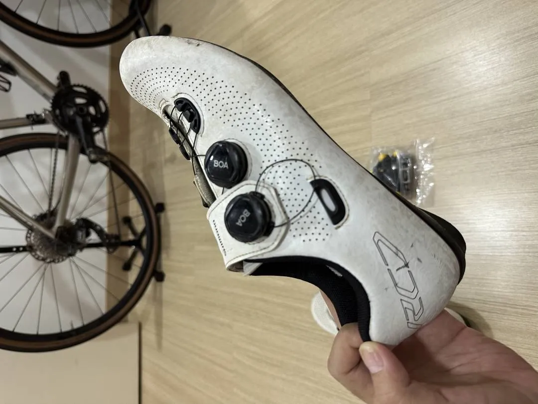 (Sold) Shimano RC7 Size 44 White to let go (with new standard cleat set)