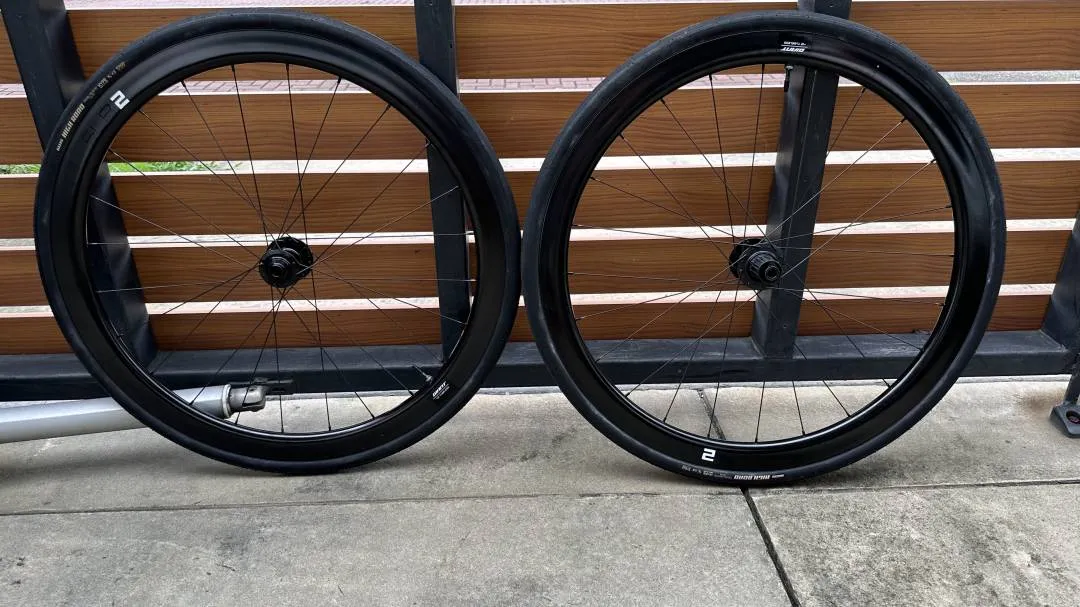 Giant SLR 2 42mm wheelset. Tubeless &amp; Hookless. Comes with Maxxis High Road