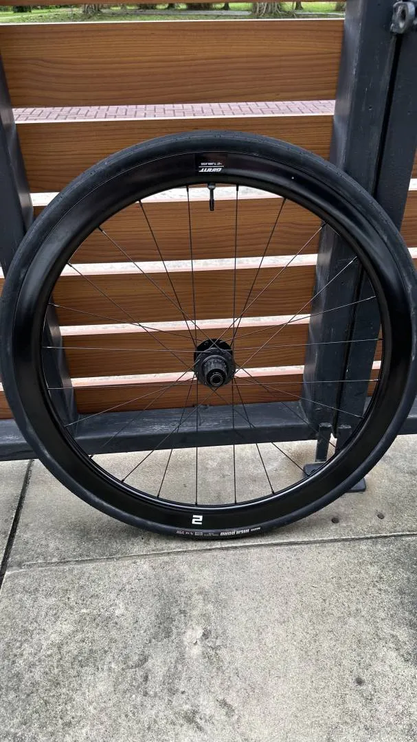 Giant SLR 2 42mm wheelset. Tubeless &amp; Hookless. Comes with Maxxis High Road