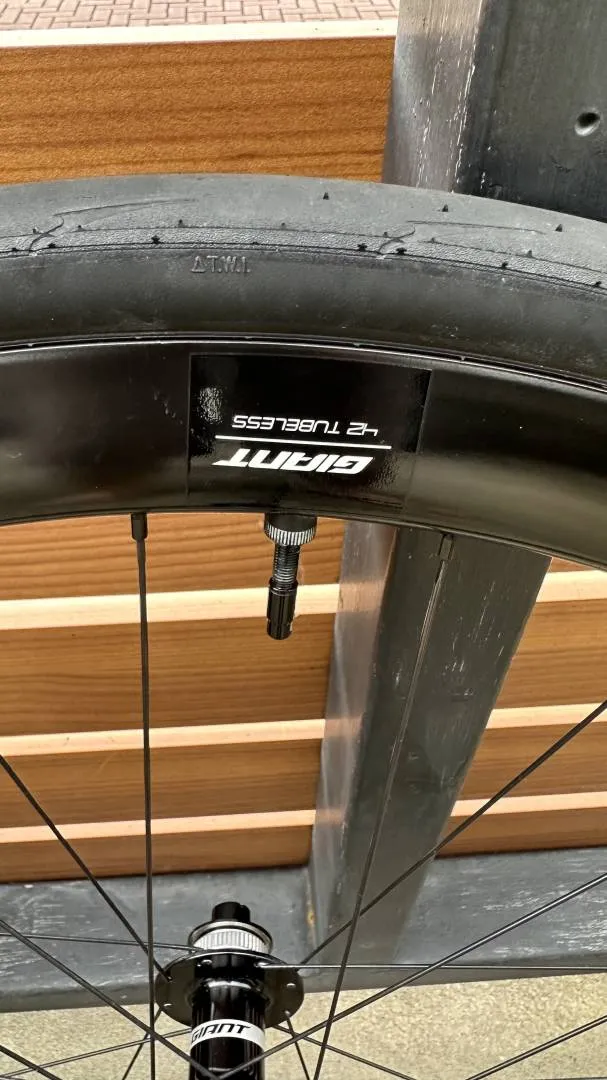 Giant SLR 2 42mm wheelset. Tubeless &amp; Hookless. Comes with Maxxis High Road