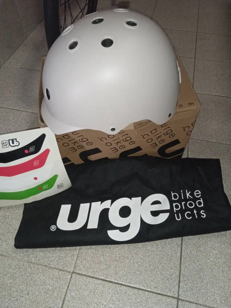 Urge helmet : Activist