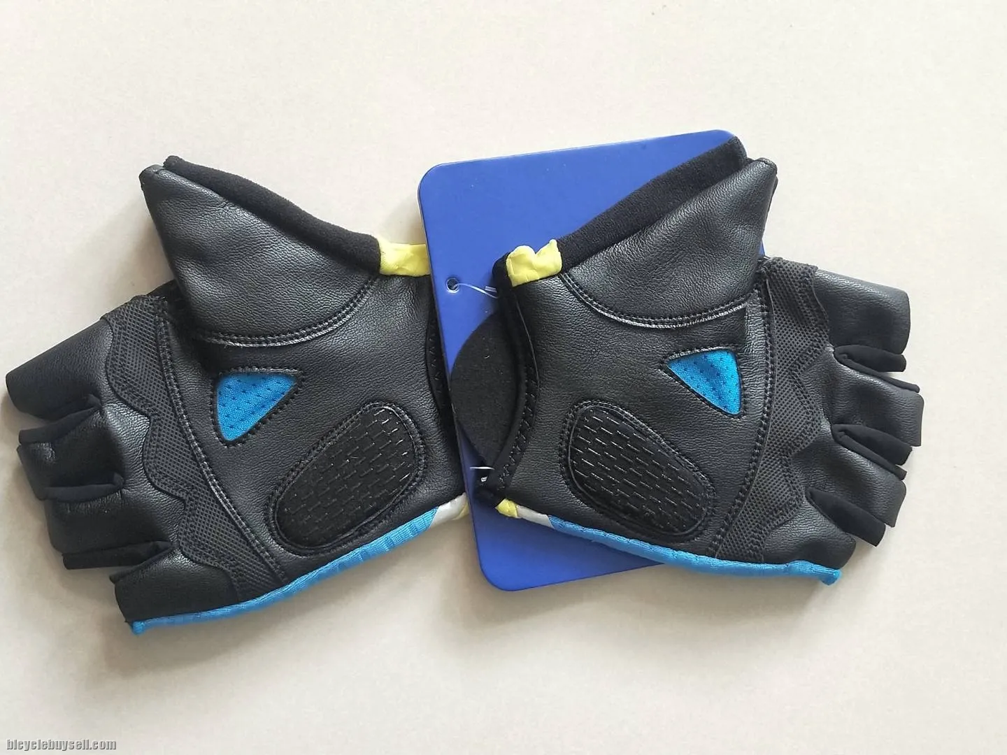 Giant G203 Series Half Finger Gloves for Men / Unisex in 3 Color Variant