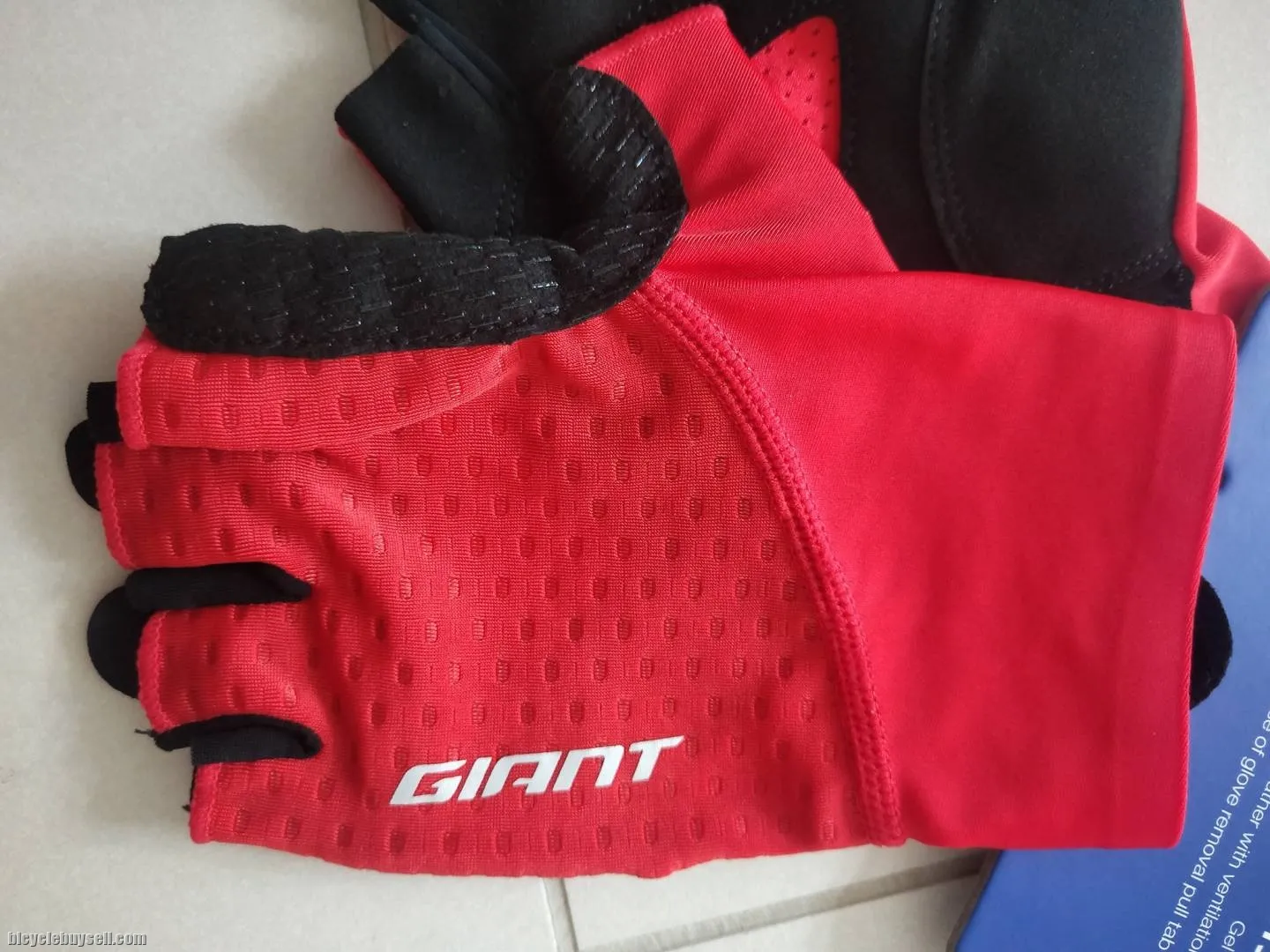 Giant G201 Half Finger Gloves in 2 color variant for Men / Unisex