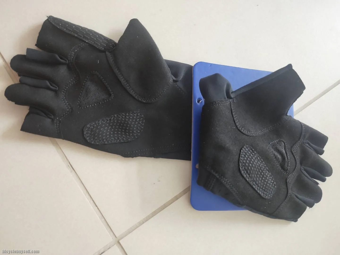 Giant G201 Half Finger Gloves in 2 color variant for Men / Unisex