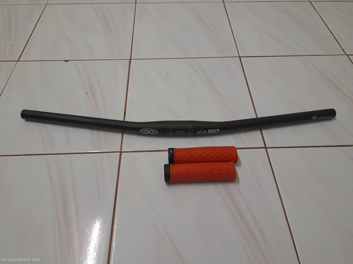 Handlebar E50 dan Grip Raceface