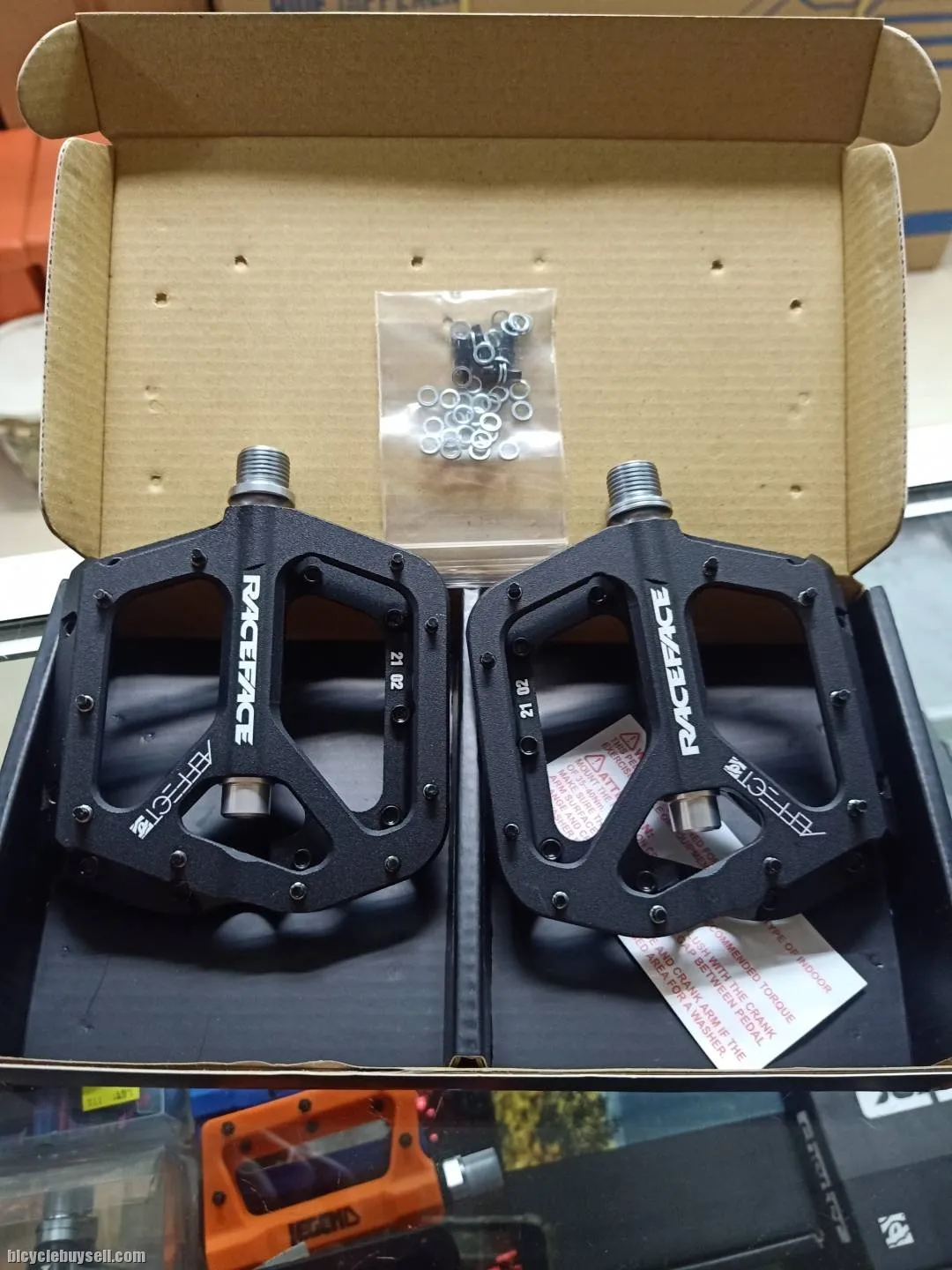 RACEFACE  AEFFECT MID PEDAL BLACK