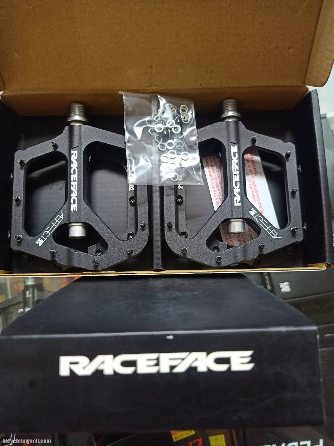 RACEFACE  AEFFECT MID PEDAL BLACK