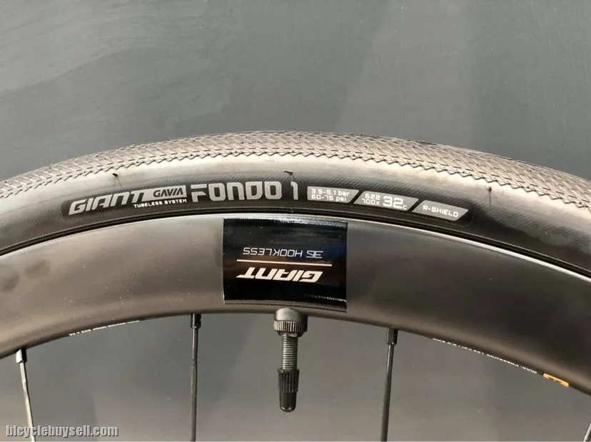 2022 GIANT DEFY ADVANCED PRO 1 w/ Ultegra Di2 12 speed