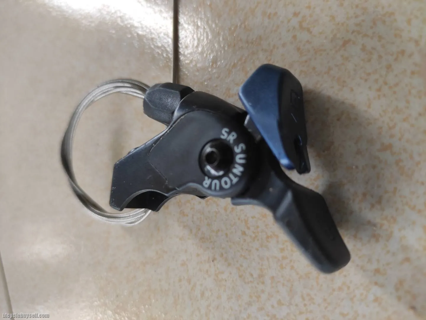 SR Suntour remote lock