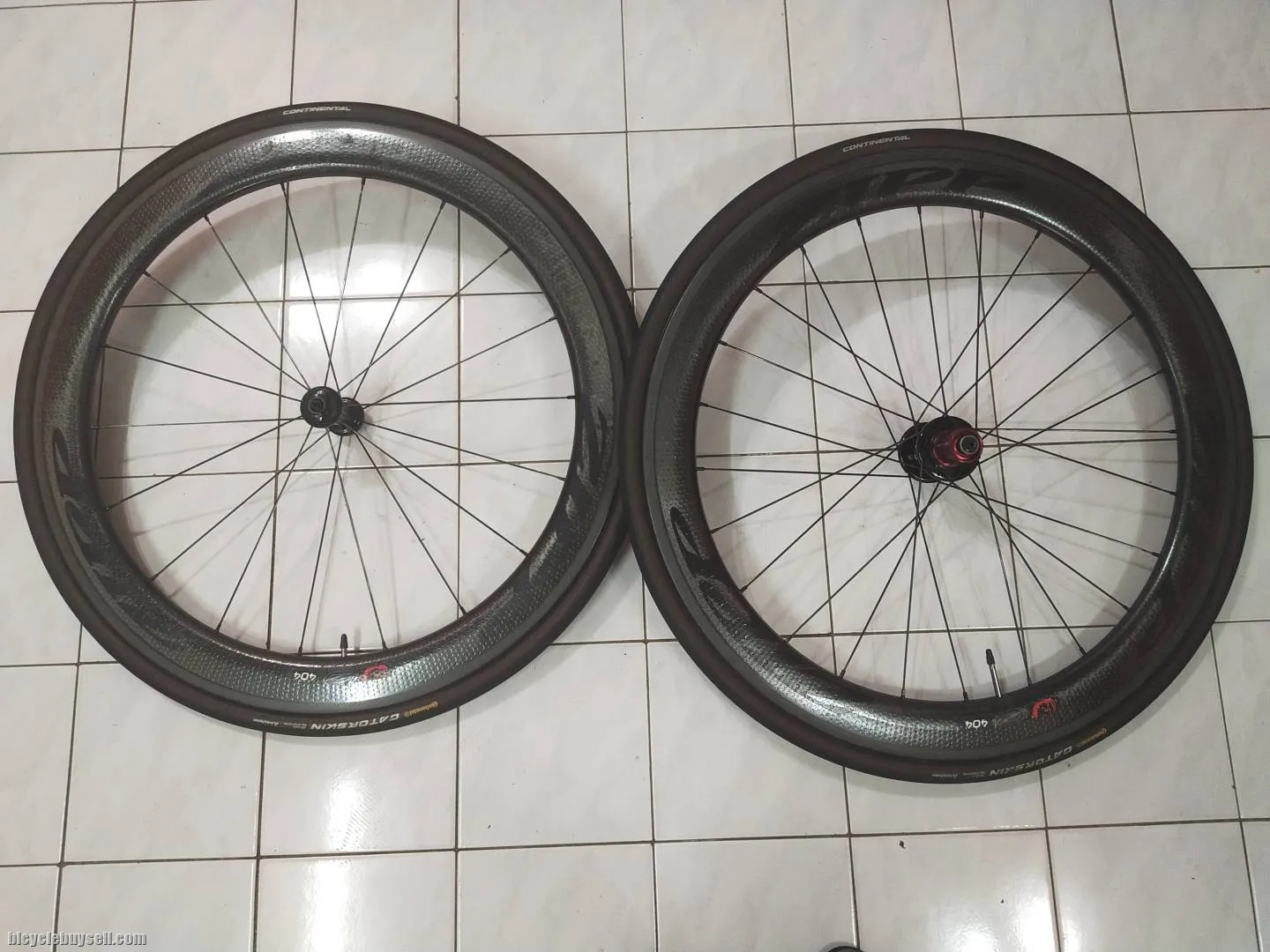 Zipp 404 carbon tubular wheelset (Rim brake)