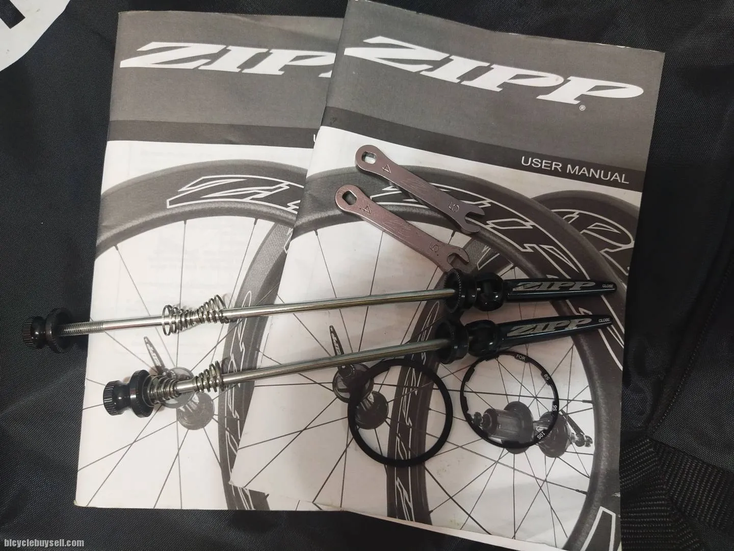 Zipp 404 carbon tubular wheelset (Rim brake)