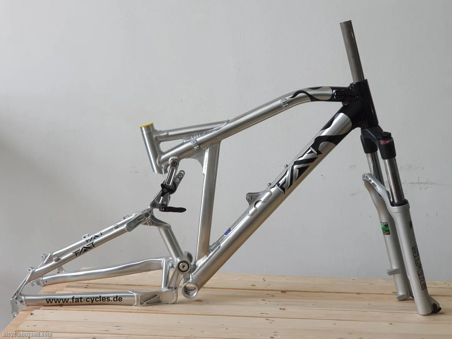NOS!! 26" DOWNHILL RETRO MTB - ALUMINUM - SUPER LIGHT!! MADE IN TAIWAN!!FORK NOT INCLUDED!
