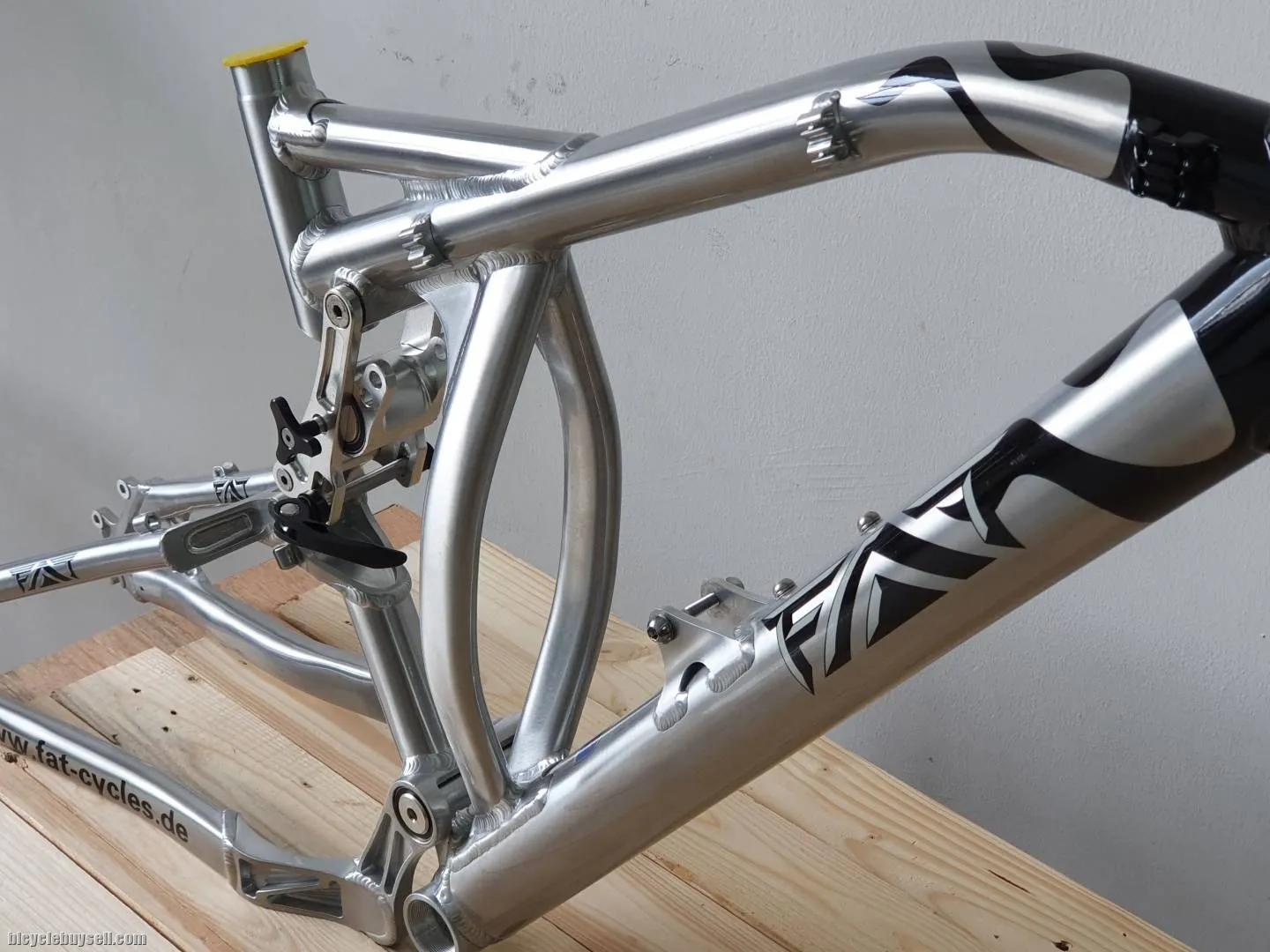 NOS!! 26" DOWNHILL RETRO MTB - ALUMINUM - SUPER LIGHT!! MADE IN TAIWAN!!FORK NOT INCLUDED!