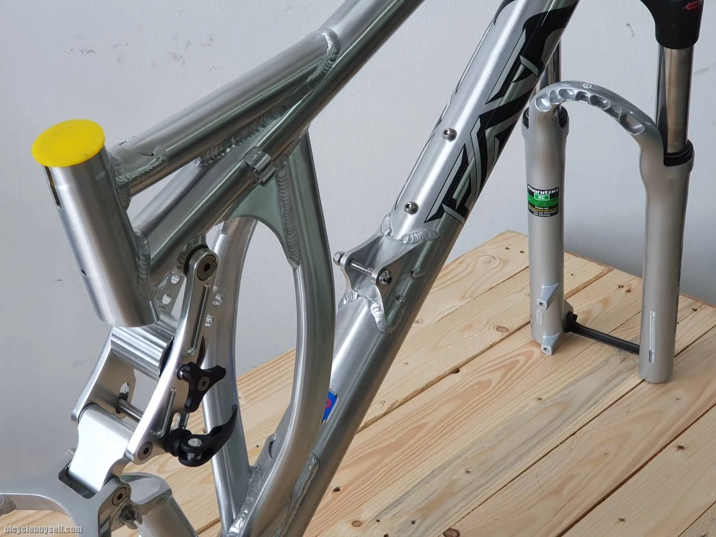 NOS!! 26" DOWNHILL RETRO MTB - ALUMINUM - SUPER LIGHT!! MADE IN TAIWAN!!FORK NOT INCLUDED!