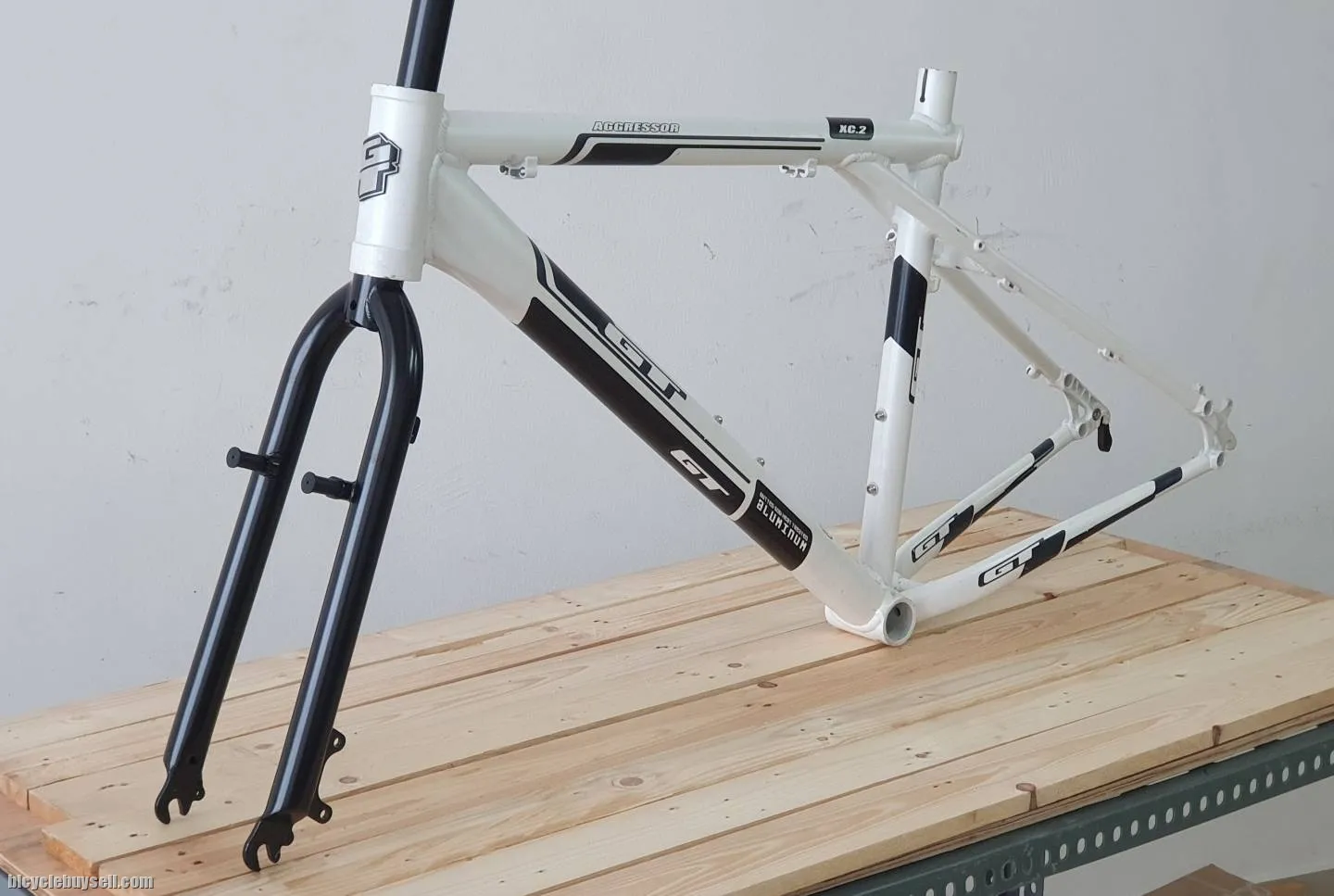 NOS!!NOS!! GT AGGRESSOR XC 2 - WHITE - ..NOS FRAME! NEVER ASSEMBLED!!ðŸ¤ªðŸ¤ªðŸ¤ªðŸ¤ªðŸ¤ª