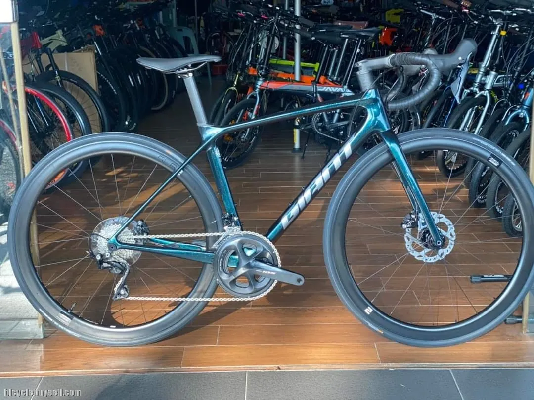Giant Revolt Adv 2 Road Bike