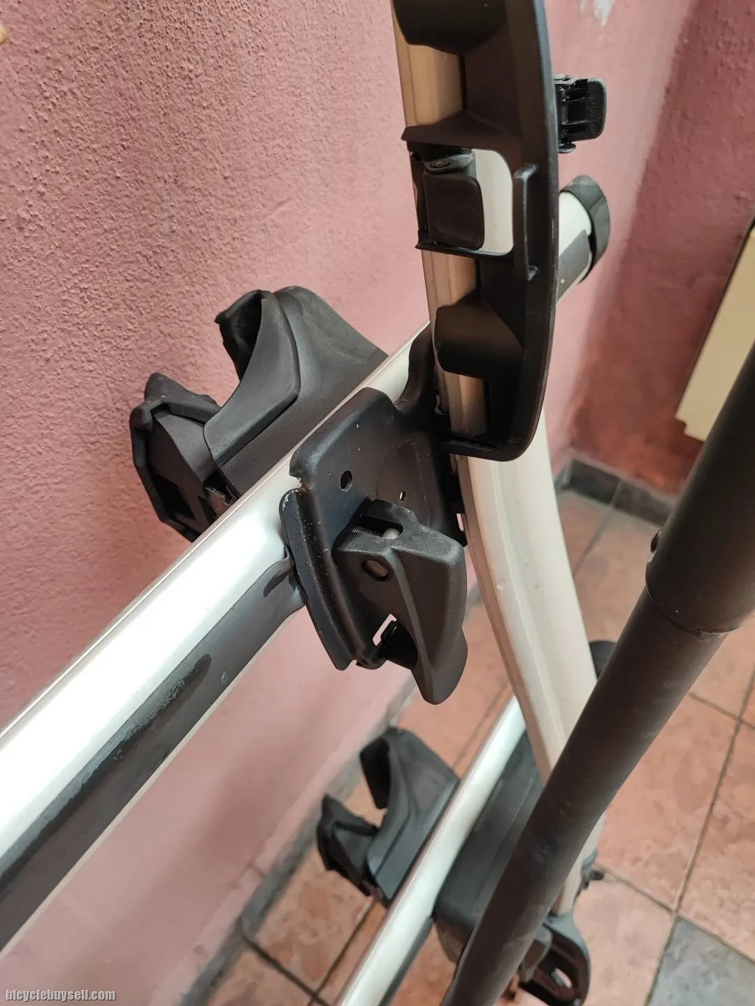 THULE 591 &amp; Thule WingBar Evo Roof Rack and Bicycle Carrier with Lock