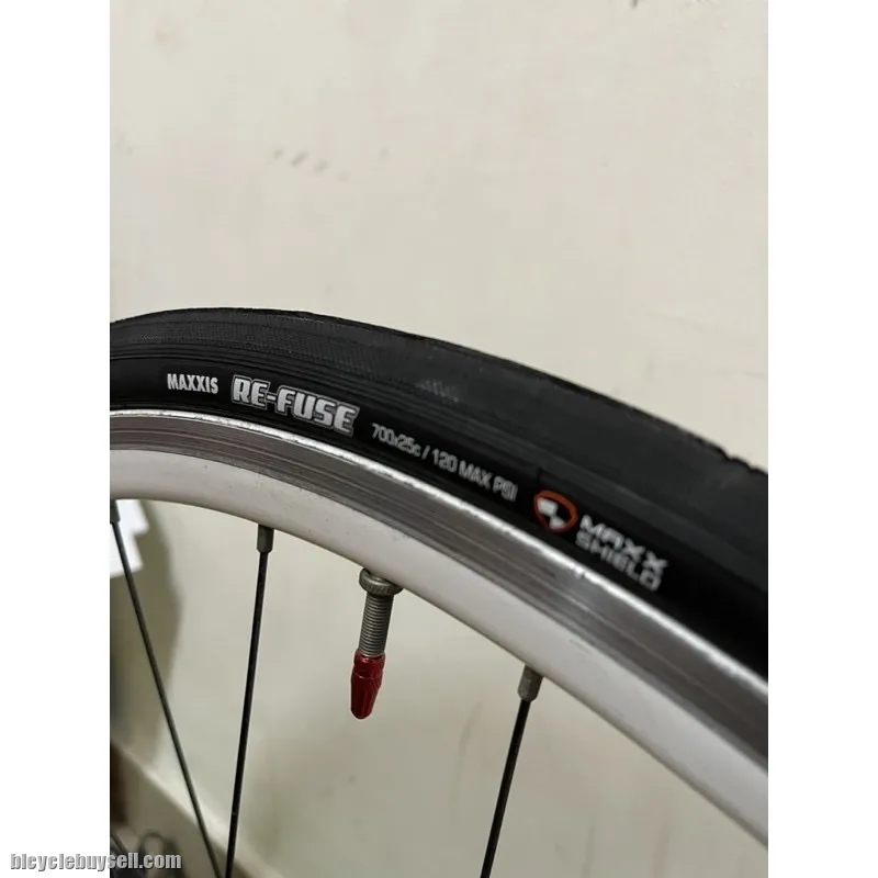 MAXXIS RE-FUSE 700 x 25c ROAD BIKE TIRE FOR SPORT WEEKEND CASUAL RIDING