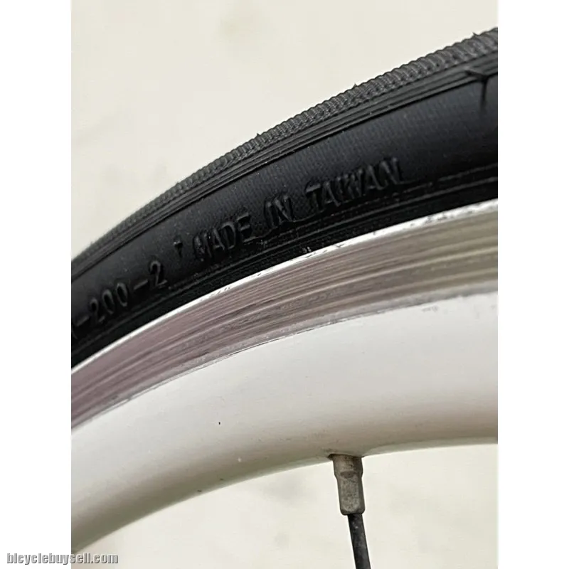 MAXXIS RE-FUSE 700 x 25c ROAD BIKE TIRE FOR SPORT WEEKEND CASUAL RIDING