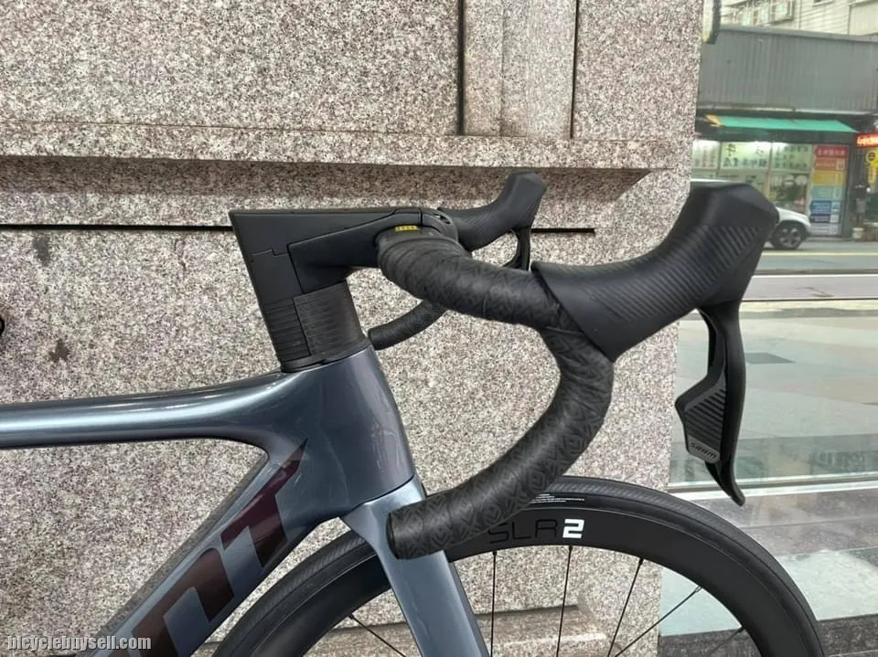 2022 GIANT ADVANCED 1