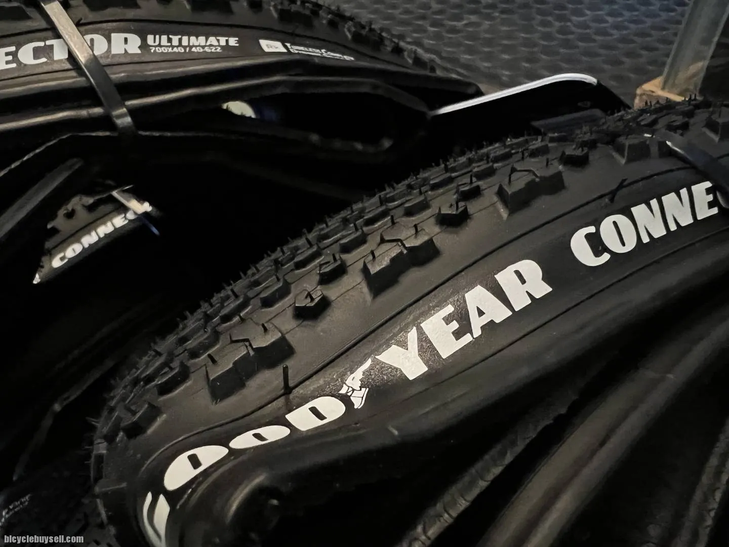 Goodyear Connector Ultimate 120 TPI TLC 700 Tubeless Gravel Tyre 700X40C / 29X1.50 Tubeless Ready