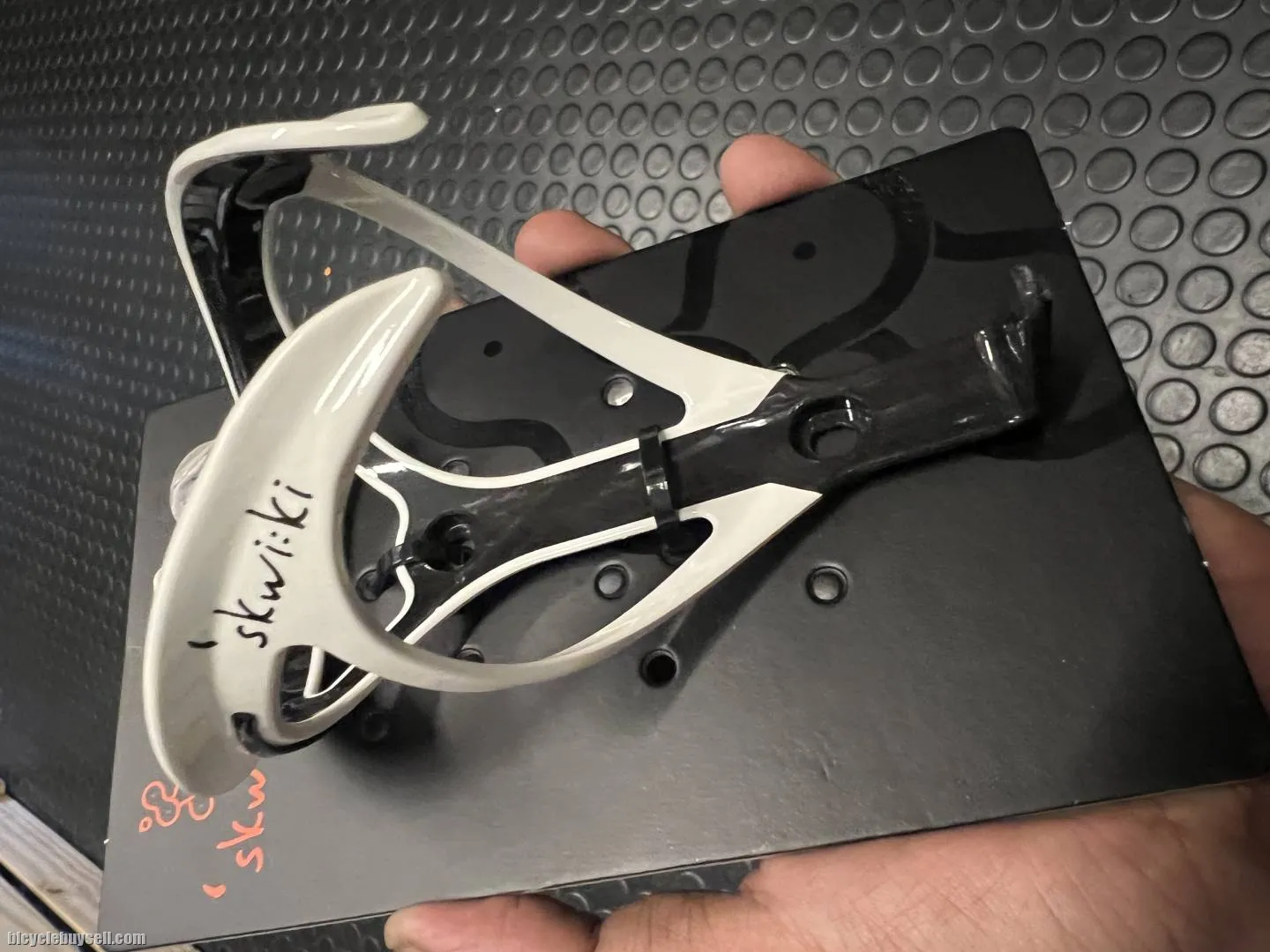 SKWIKI CARBON COMPOSITE BOTTLE CAGE