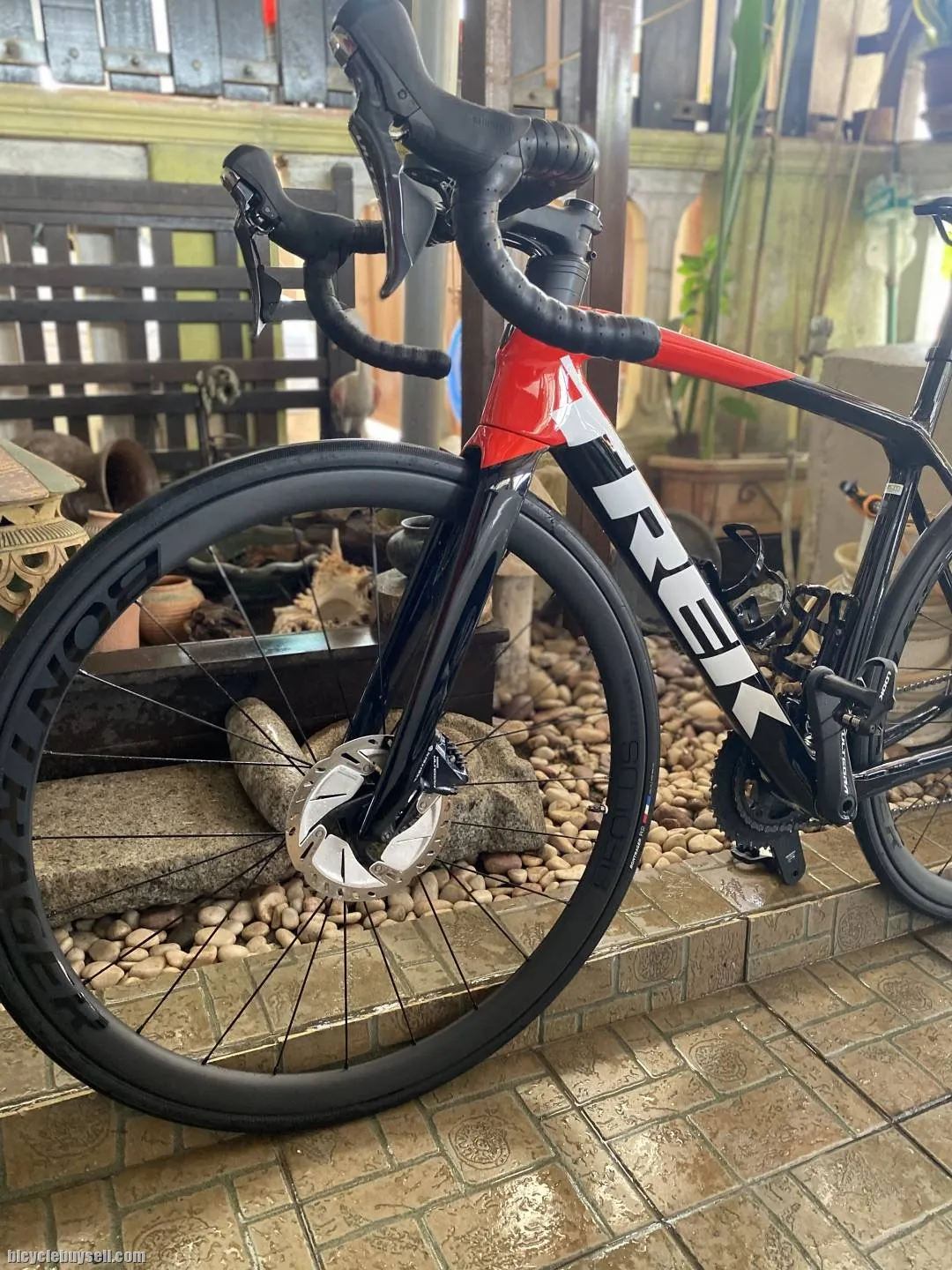 **SOLD**Trek Emonda SL6 Pro Disc size 52 (Black/radioactive red)