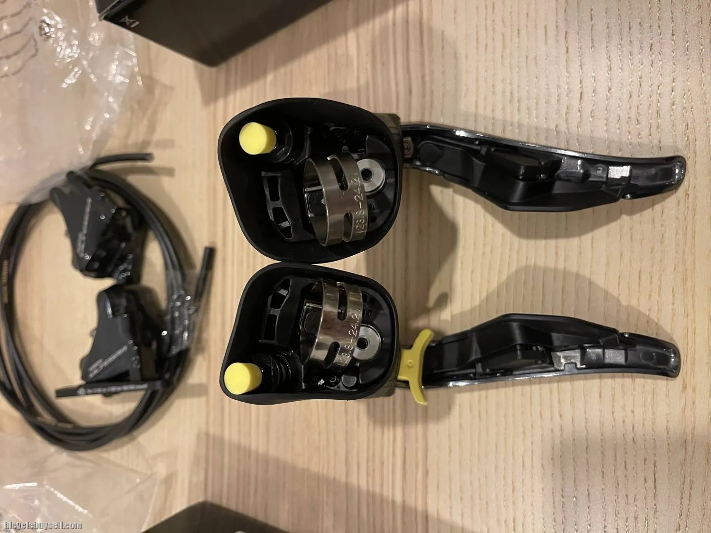 Shimano Ultegra ST-R8070 Di2 Disc Shifter Set for 11 Speed