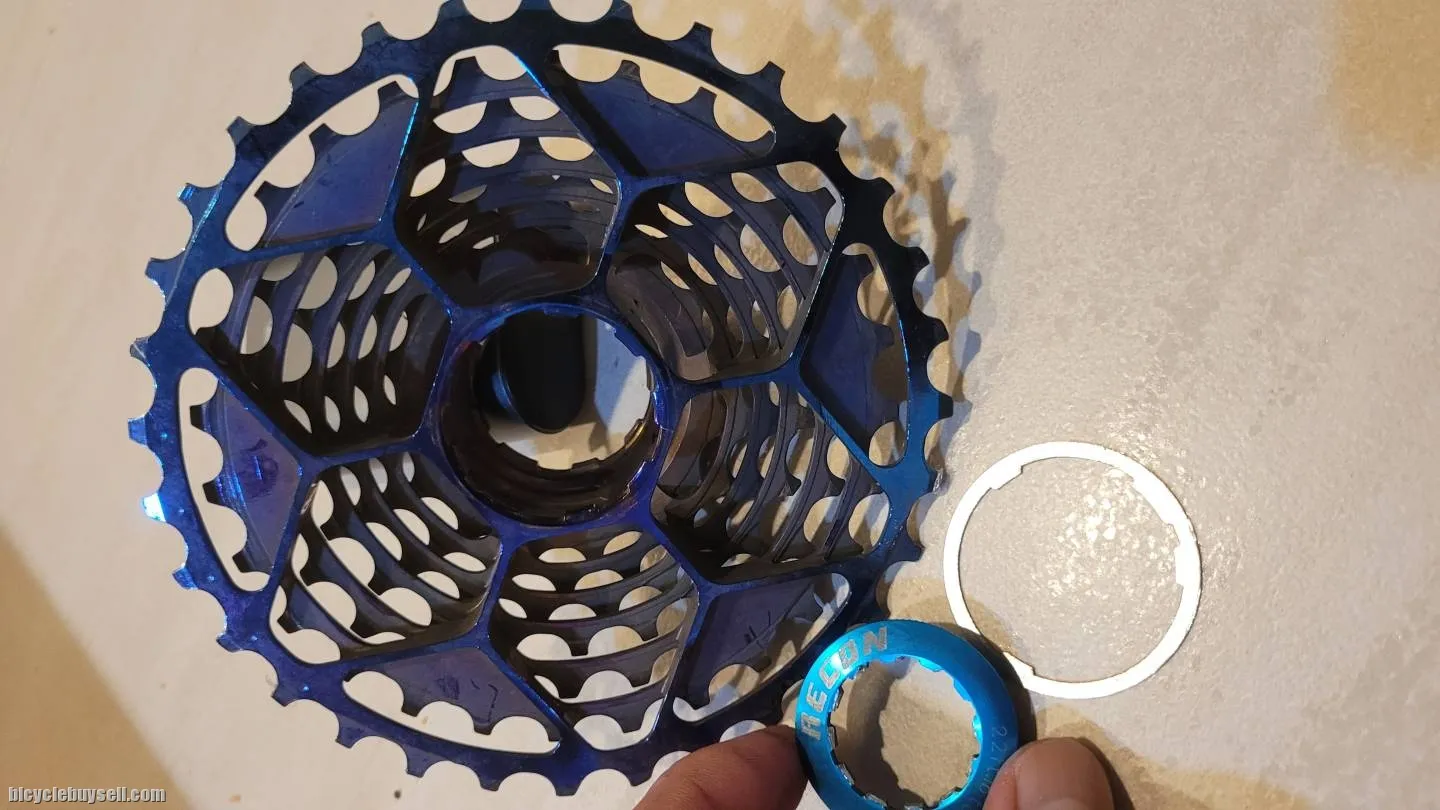 One piece racing cassette
