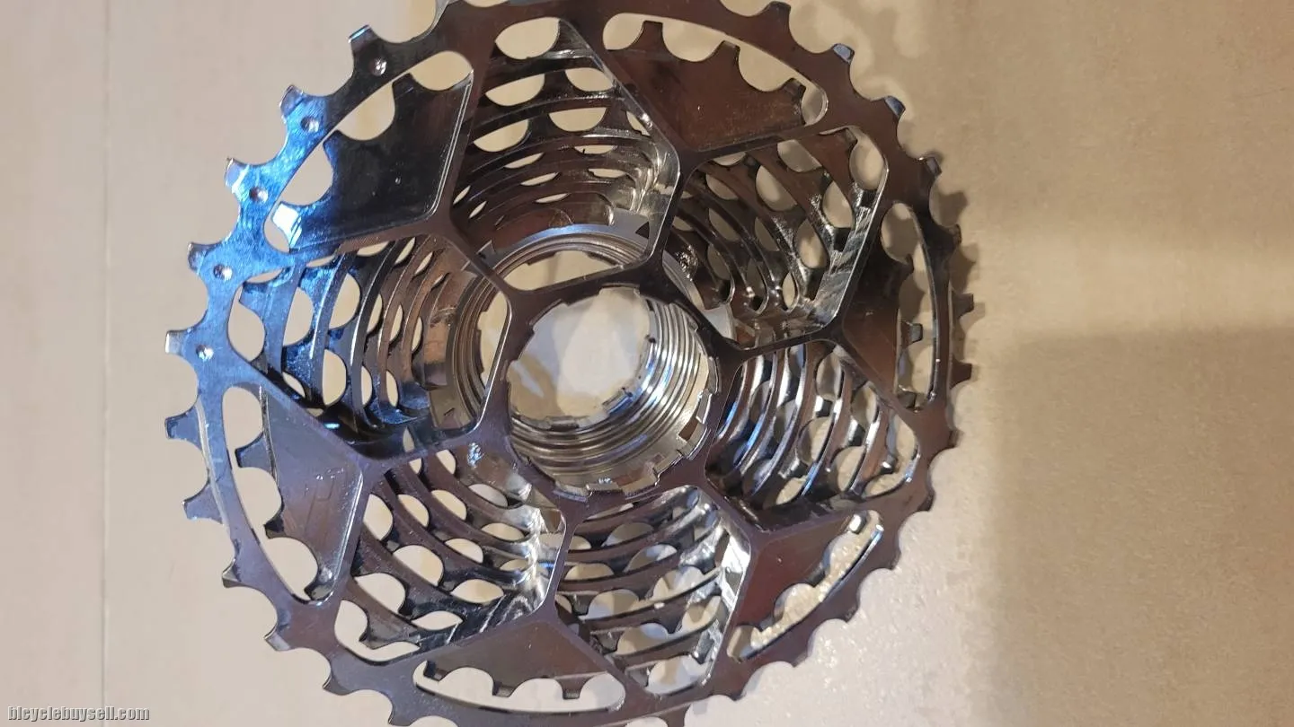 One piece racing cassette