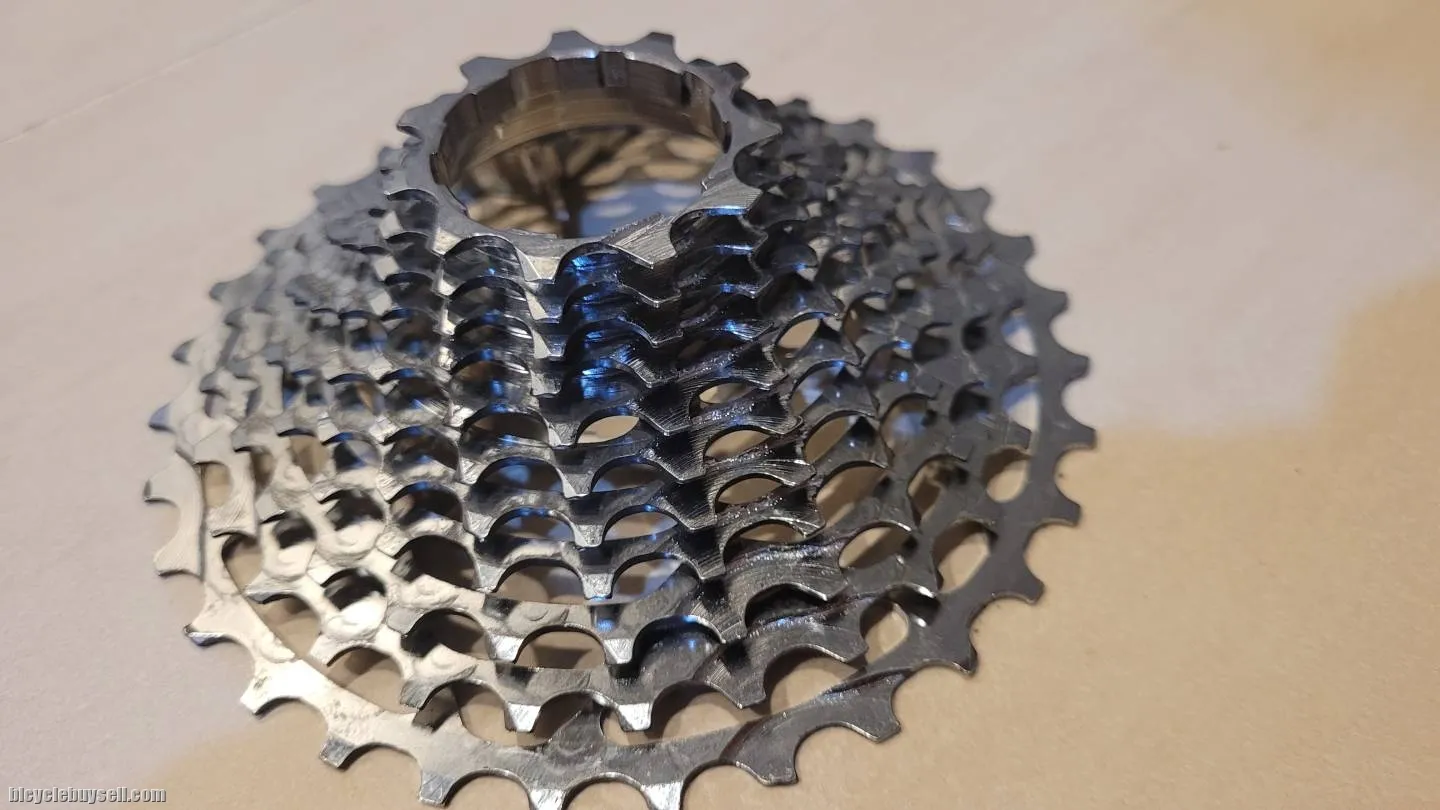 One piece racing cassette