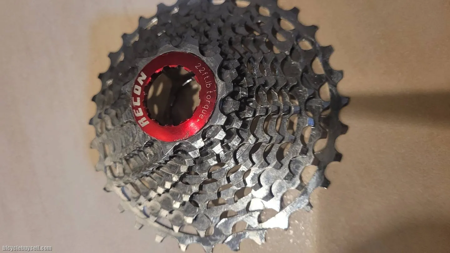 One piece racing cassette
